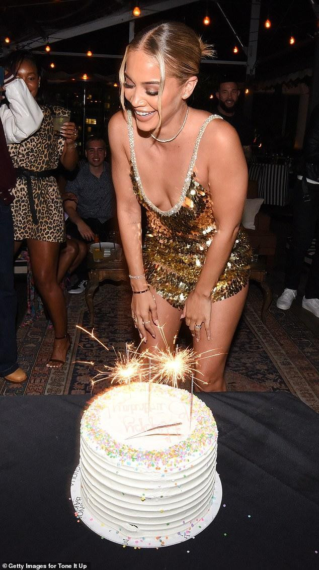 Jasmine Sanders hạnh phúc thổi nến trong ngày sinh nhật. Bức ảnh cho thấy cô mặc bộ váy kim tuyến lấp lánh vàng ánh cực sexy. Jasmine Sanders hạnh phúc thổi nến trong ngày sinh nhật. Bức ảnh cho thấy cô mặc bộ váy kim tuyến lấp lánh vàng ánh cực sexy.