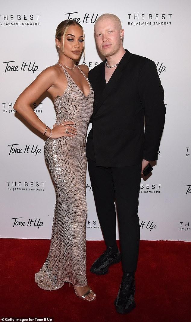 Ngày 22/6 là sinh nhật của Jasmine Sanders. Cô đã kết hợp bữa tiệc hoành tráng đón tuổi mới cùng với việc ra mắt chương trình luyện tập mang tên The Best By Jasmine Sanders cô hợp tác với Tone It Up - ứng dụng tập thể dục dành cho chị em. Ảnh: Nàng mẫu đứng chung khung hình với người mẫu Shaun Ross. Ngày 22/6 là sinh nhật của Jasmine Sanders. Cô đã kết hợp bữa tiệc hoành tráng đón tuổi mới cùng với việc ra mắt chương trình luyện tập mang tên The Best By Jasmine Sanders cô hợp tác với Tone It Up - ứng dụng tập thể dục dành cho chị em. Ảnh: Nàng mẫu đứng chung khung hình với người mẫu Shaun Ross.