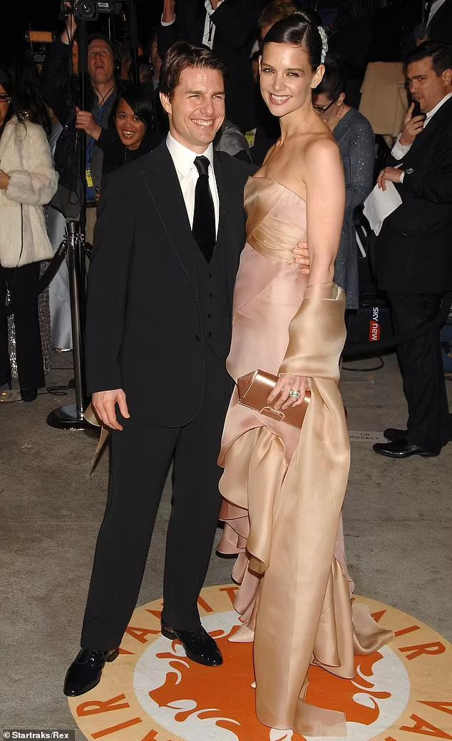 Katie Holmes từng kết hôn với Tom Cruise vào năm 2006. Cặp đôi chính thức chia tay vào tháng 8/2012. Sau ly hôn, nữ diễn viên giành quyền chăm sóc con gái Suri (SN 2006). Sau khi bố mẹ ly hôn, Suri ở với mẹ và hào quang của bố cũng dần tan khi Tom Cruise "biến mất" trong cuộc sống của con gái, thay vào đó là cuộc sống giản trị bên mẹ. Mặc dù vậy, Suri Cruise chưa bao giờ mất đi sự quan tâm từ công chúng mà ngược lại, rất nhiều người hâm mộ dõi theo sự lớn lên của cô bé và ủng hộ cách nuôi dạy con từ cô bé sinh ra đã ngậm thìa vàng trở thành người biết sống hoà đồng, giản dị và tự lập.