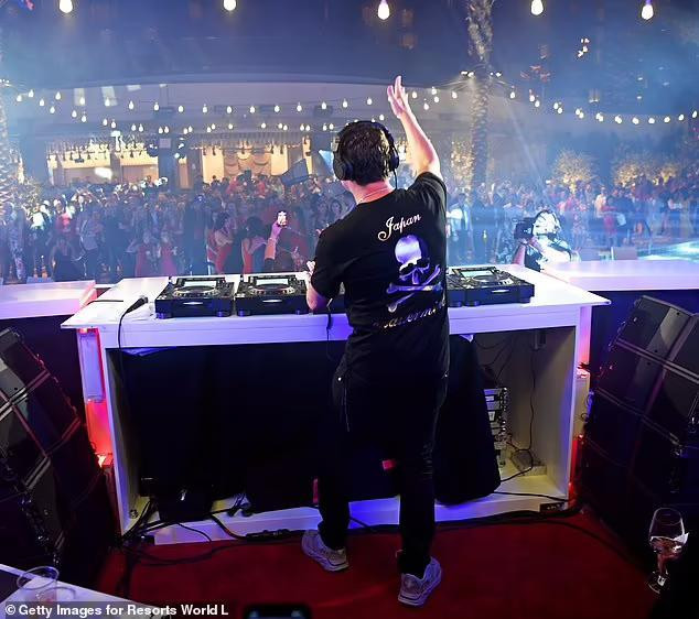 Nam DJ chơi nhạc trong sự hứng khởi của các vị khách, khuấy động không khí sự kiện.