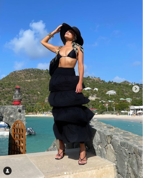 Người đẹp 9x vừa chia sẻ bộ ảnh mặc sexy với trang phục đen tuyền, phô thân hình săn chắc, đẹp như tạc tượng.