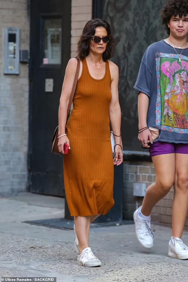 Mỹ nhân Hollywood một thời lại khiến công chúng không khỏi bất ngờ khi xuất hiện trên đường phố cùng một người bạn, với phong cách không nội y, tóc xoã lôi thôi, gương mặt không trang điểm lộ rõ sự tiều tuỵ, thần thái kém sắc.