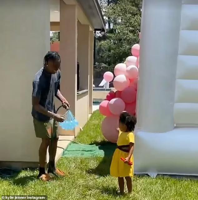 Dù sau chia tay, cả 2 giữa quan hệ bạn bè và vẫn dành thời gian chăm sóc con gái. Tuy nhiên, thời gian gần đây, căp đôi xuất hiện bên nhau thường xuyên hơn dấy lên tin đồn tái hợp.