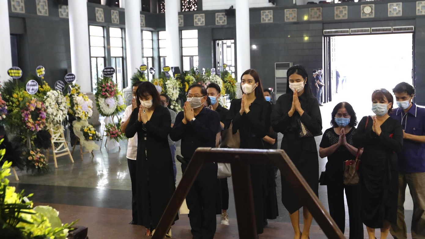 Đoàn báo Tiền Phong do Nhà báo Lê Xuân Sơn - Tổng biên tập dẫn đầu tới viếng Hoa hậu Nguyễn Thu Thủy. Đoàn báo Tiền Phong do Nhà báo Lê Xuân Sơn - Tổng biên tập dẫn đầu tới viếng Hoa hậu Nguyễn Thu Thủy.