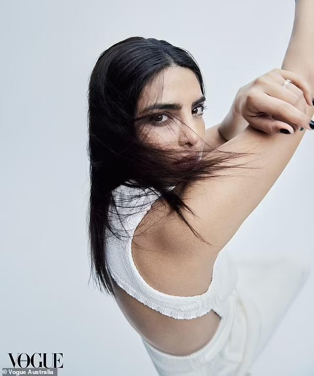 Priyanka Chopra đăng quang Hoa hậu Thế giới năm 2000 và là cô gái Ấn Độ thứ 5 từng đăng quang ngôi vị này. Cô được đánh là một trong những Hoa hậu thế giới đẹp nhất mọi thời đại với nhan sắc kiều diễm, nóng bỏng.