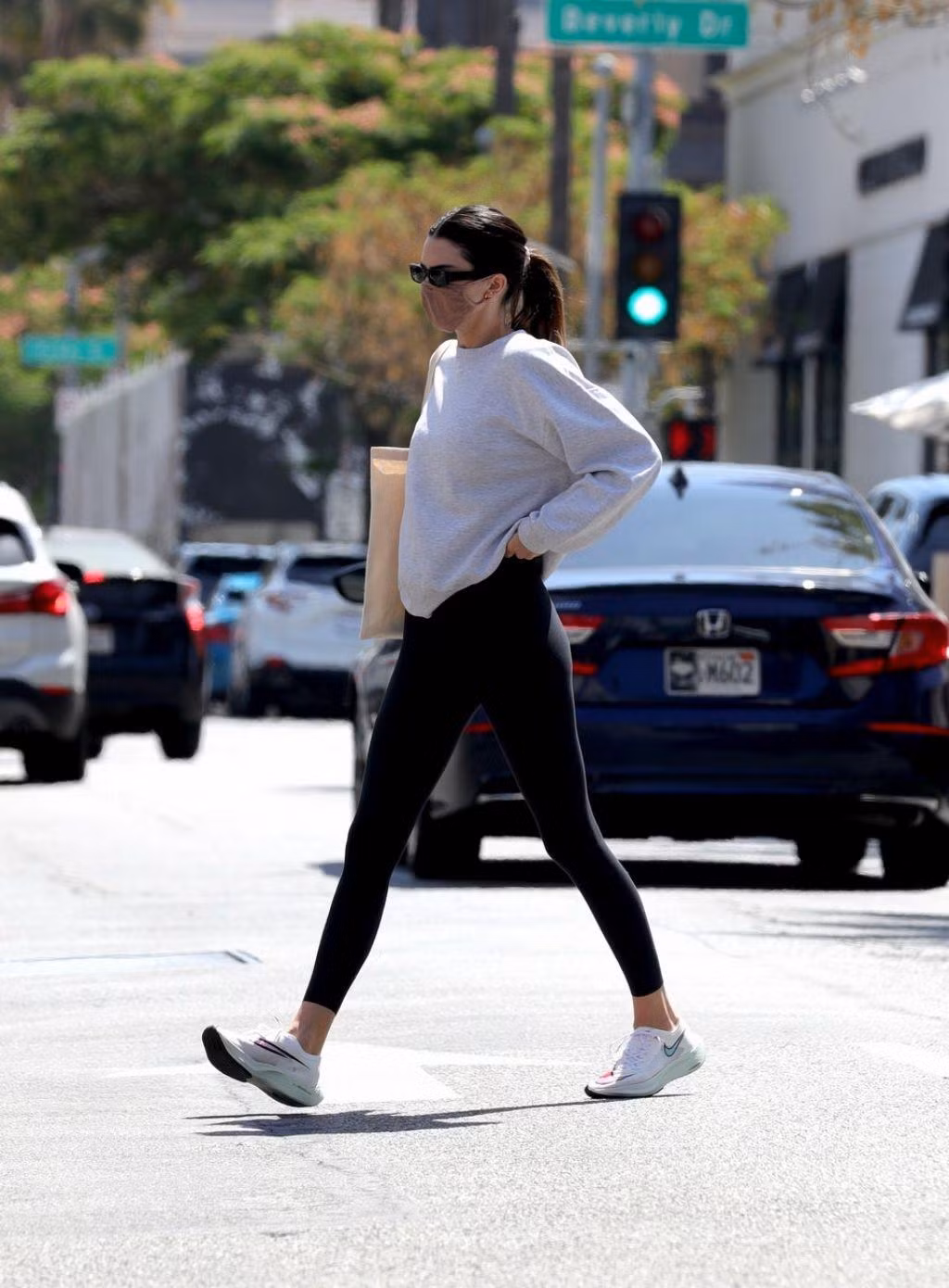 Kendall Jenner hiện là siêu mẫu đắt giá nhất thế giới. Không chỉ vậy, cô còn được biết đến là em gái cùng mẹ khác cha của tỷ phú USD mới là Kim Kardashian. Kendall Jenner hiện là siêu mẫu đắt giá nhất thế giới. Không chỉ vậy, cô còn được biết đến là em gái cùng mẹ khác cha của tỷ phú USD mới là Kim Kardashian.