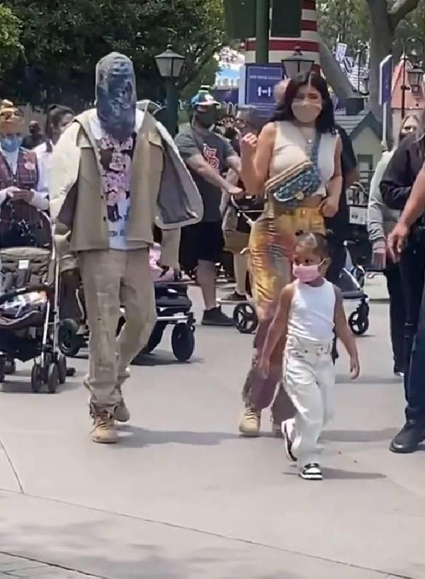 Cặp đôi đưa con gái 3 tuổi cùng các cháu dạo chơi trong công viên Disney hôm 18/5 vừa qua