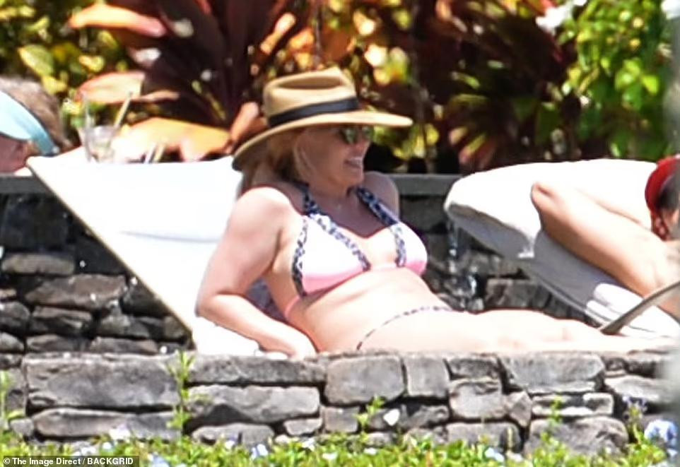 "Công chúa nhạc Pop" và tình trẻ Sam Asghari thư giãn ở Hawaii. Ảnh: Image Direct. Hình ảnh dù được săn từ xa không rõ nét nhưng vẫn đủ để cho thấy nụ cười rạng rỡ trên môi mỹ nhân làng nhạc một thời.