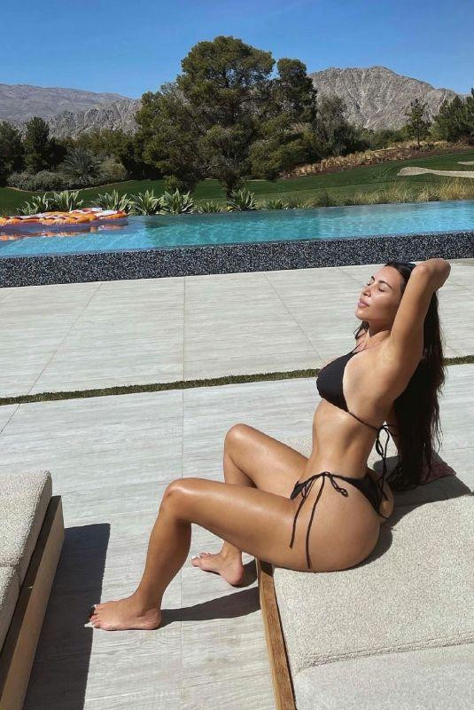 Hình ảnh mặc bộ bikini đen siêu bé của Kim khiến mạng xã hội "dậy sóng" một ngày qua.