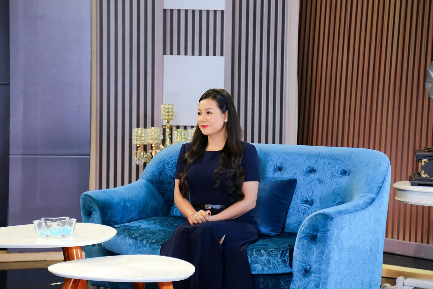 Dương Hồng Loan luôn để tóc dài theo ý mẹ chồng Dương Hồng Loan luôn để tóc dài theo ý mẹ chồng