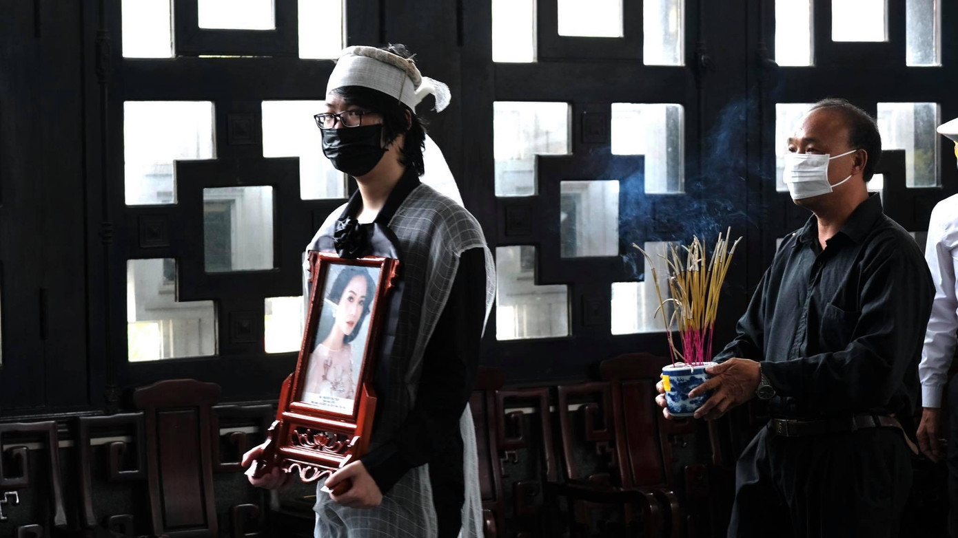 Con trai mang di ảnh Hoa hậu Nguyễn Thu Thuỷ tiến vào khu vực làm tang lễ! Con trai mang di ảnh Hoa hậu Nguyễn Thu Thuỷ tiến vào khu vực làm tang lễ!