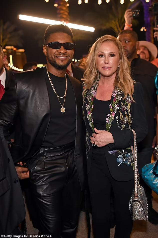 Usher chung khung hình với bà Kathy Hilton - mẹ của Paris Hilton.