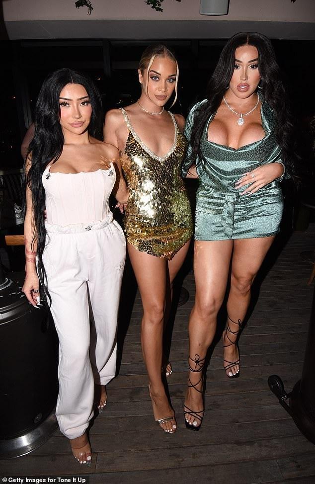 Jasmine Sanders tạo dáng nóng bỏng bên 2 người đẹp Nikita Dragun và La Demi Jasmine Sanders tạo dáng nóng bỏng bên 2 người đẹp Nikita Dragun và La Demi