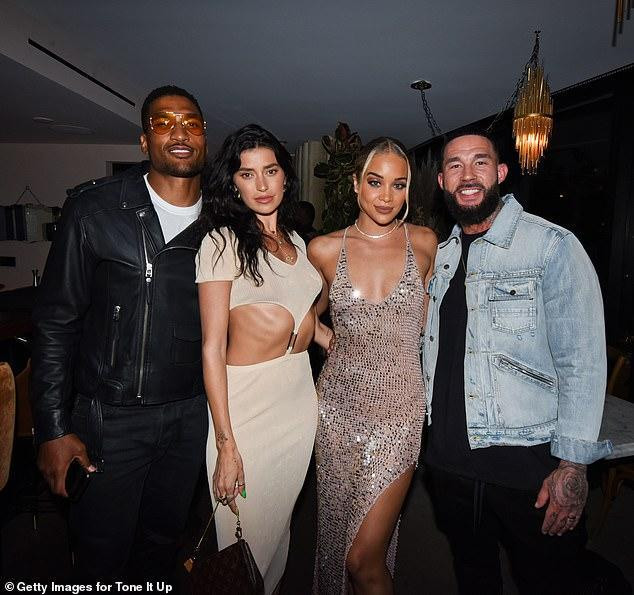 Nàng mẫu Nicole Williams và chồng cầu thủ Larry English cũng đến chúc mừng Jasmine Sanders. Nàng mẫu Nicole Williams và chồng cầu thủ Larry English cũng đến chúc mừng Jasmine Sanders.