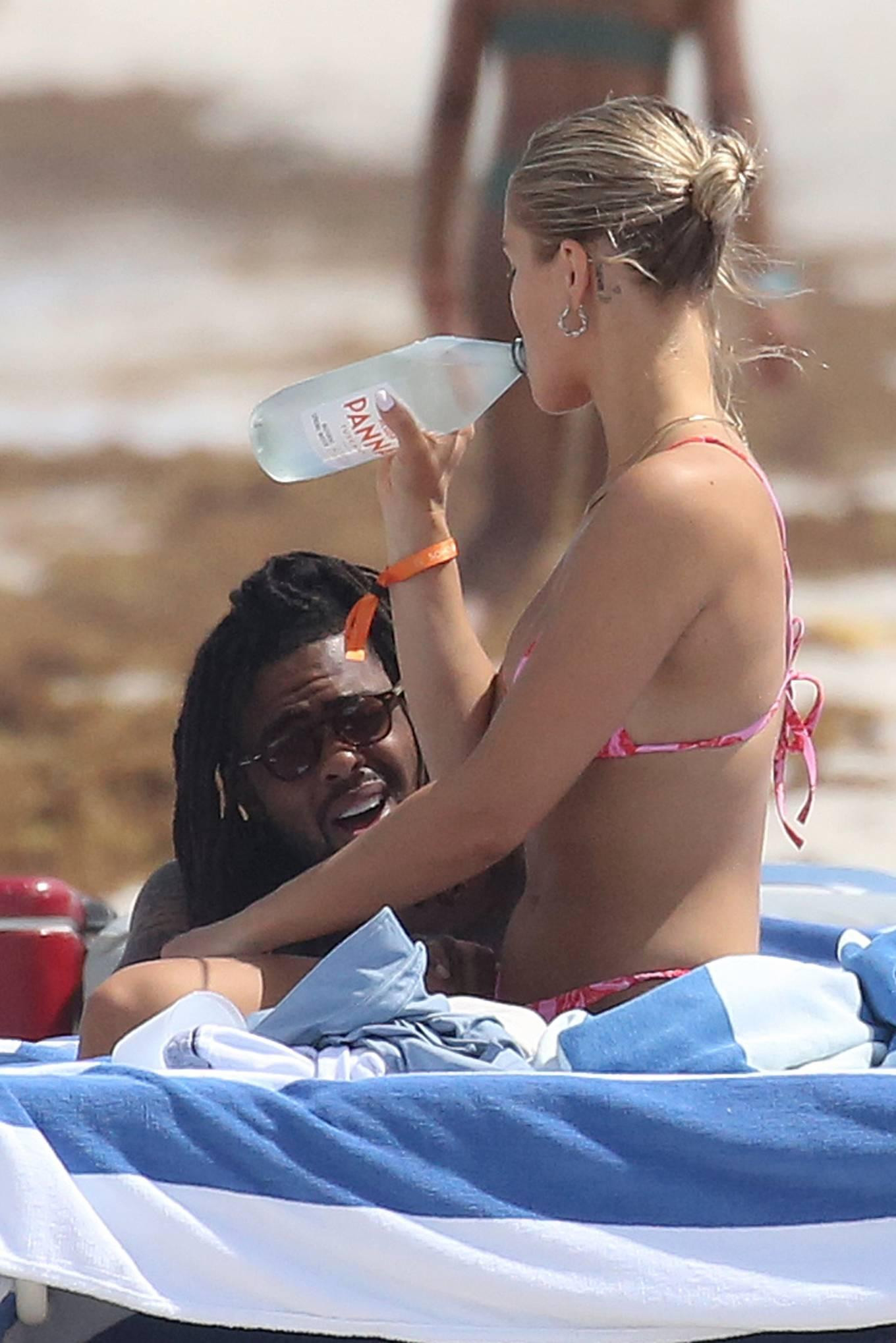 Cặp đôi thư giãn trò chuyện khi ngồi nghỉ trên bãi biển. Laura Ivaniukas và D'Angelo Russell (SN 1996) bắt đầu hẹn hò từ khoảng tháng 6/2020.