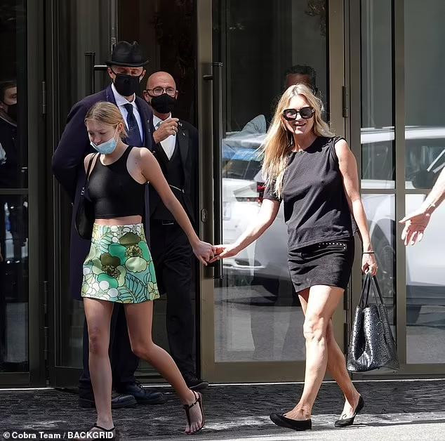 Huyền thoại làng mẫu Kate Moss lộ rõ sự lão hóa, sắc vóc xuống cấp nhanh ở tuổi 47. So với những siêu mẫu đồng lứa thì Kate Moss bị cho là không giữ được phong độ, xập xệ hơn khiến nhiều fan tiếc nuối.