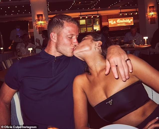 Loạt ảnh tình tứ "rụng tim" của cặp đôi được cô chia sẻ kèm những lời yêu thương ngọt ngào dành cho người yêu. Olivia khẳng định những gì bạn trai làm khiến cô làm thấy mình là "cô gái may mắn nhất thế giới".