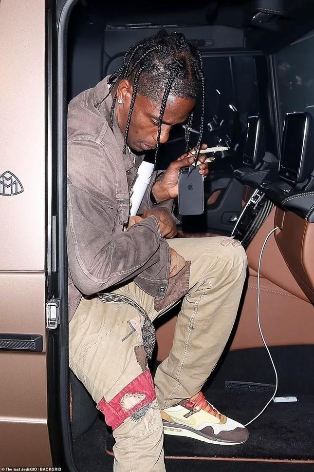 Travis Scott xuất hiện trong sự kiện ra mắt cửa hàng rượu của chị gái của Kylie Jenner là Kendall Jenner càng thêm cơ sở về tin tái hợp của cặp đôi xôn xao gần đây.