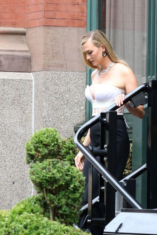 Chiếc áo trắng ôm sát, xẻ ngực sâu lấp ló vòng một cực gợi cảm...