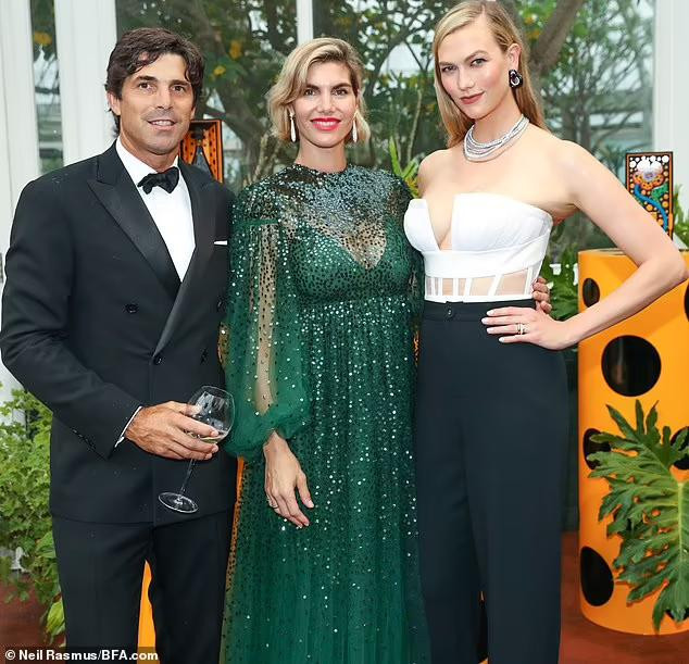 Karlie Kloss tạo dáng bên các khách mời.