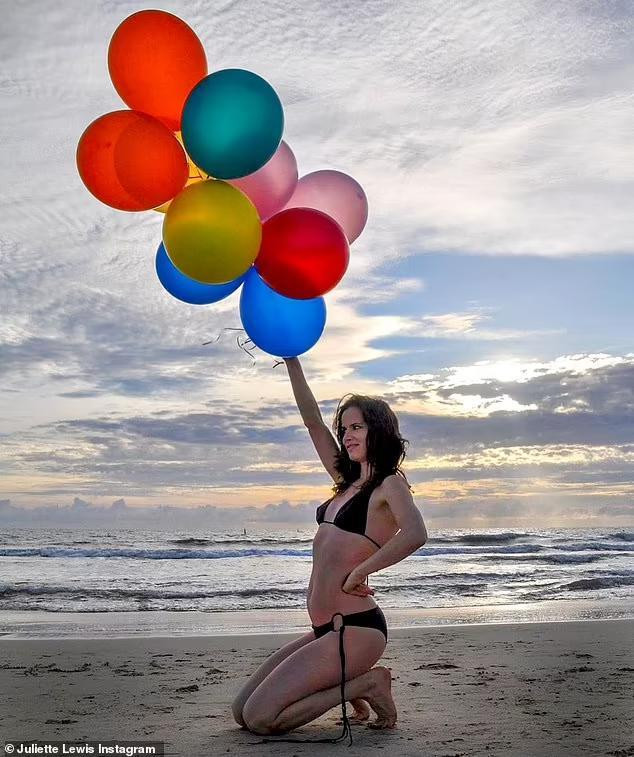 Hình ảnh mặc áo tắm hiếm hoi được Juliette Lewis chia sẻ lên trang cá nhân Instagram.