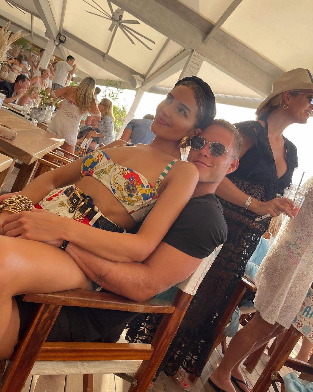 Những hình ảnh trên được chụp trong một chuyến đi nghỉ mới đây của nàng hậu và bạn trai là cầu thủ bóng bầu dục Christian McCaffrey (ảnh) kém cô 4 tuổi...