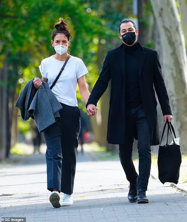 Hồi tháng 5 vừa qua, đại diện của Katie Holmes xác nhận với tờ US Weekly, cô và Emilio Vitolo quyết định chia tay sau 8 tháng bên nhau, quay trở về mối quan hệ bạn bè tốt đẹp và không hề có mẫu thuẫn nghiêm trọng nào.