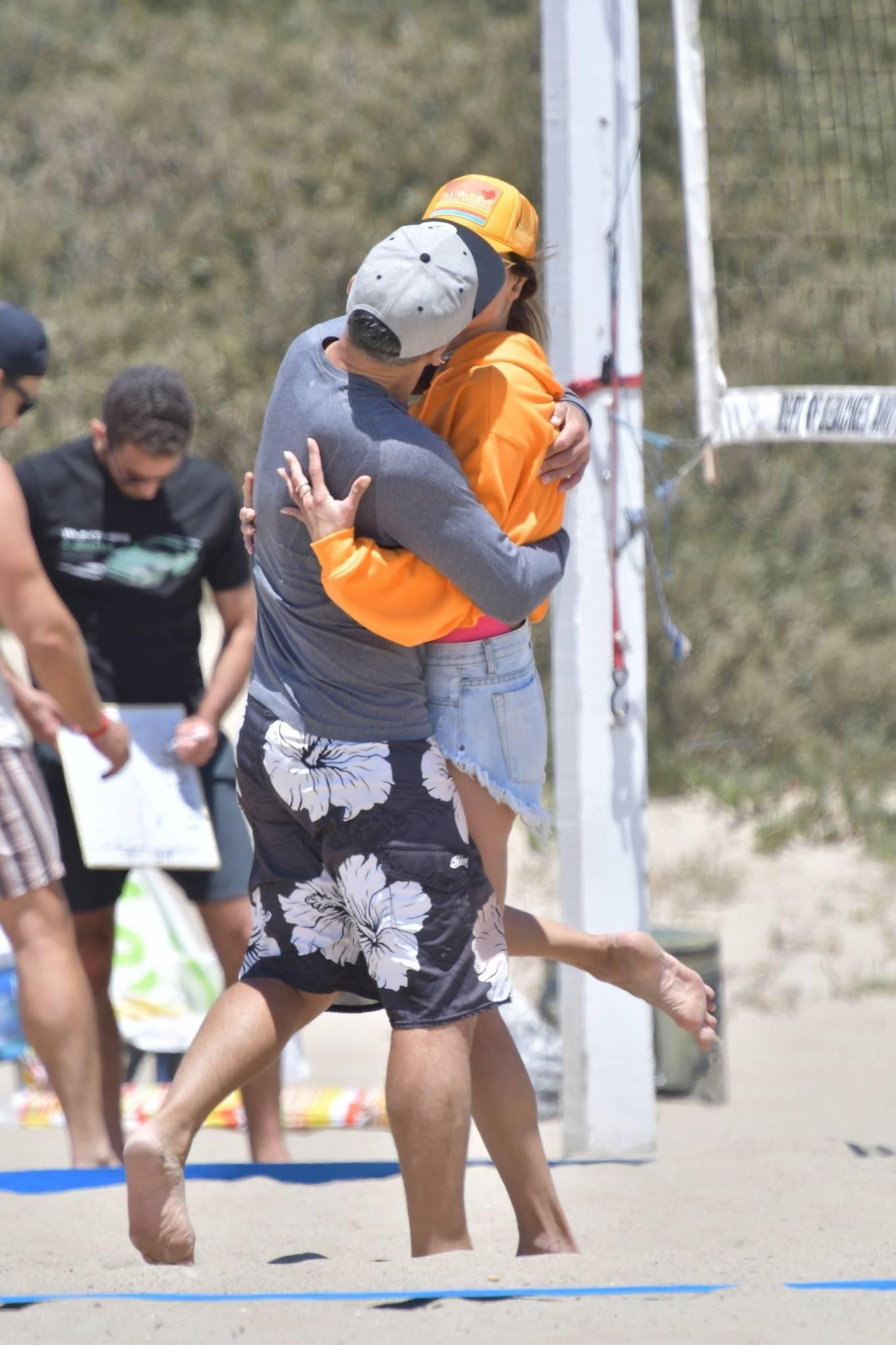 Alessandra Ambrosio tình tứ say mê như chưa bao giờ được yêu