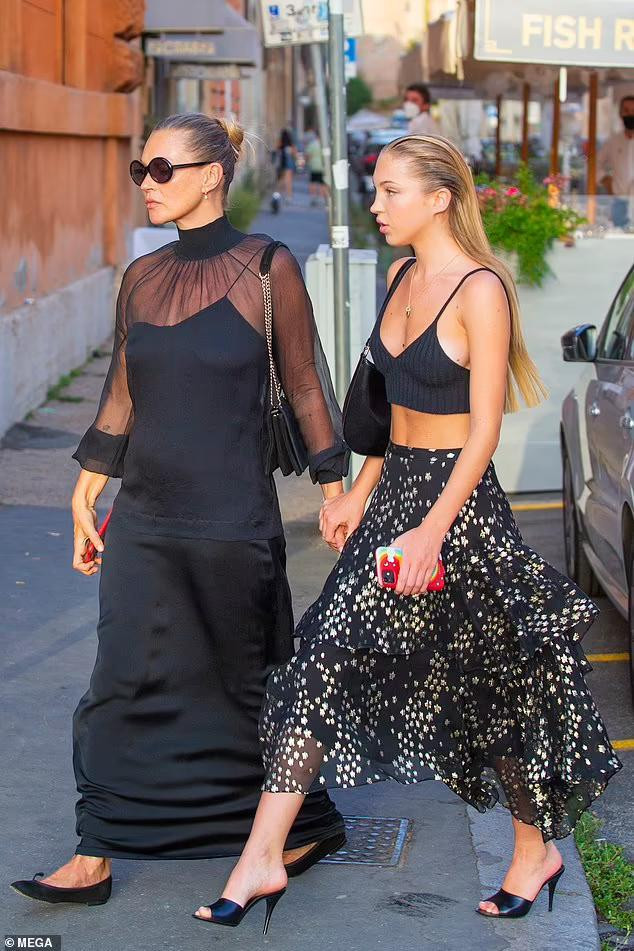 Cũng trong ngày, 2 mẹ con cô được trông thấy ở Rome với bộ trang phục khác vẫn phong cách "thả rông" ra phố. Kate Moss với chiếc váy đen rườm rà gợi cho thấy sự lôi thôi chứ không hề duyên dáng dẫn đến mất điểm thì con gái 19 tuổi Lila Grace của cô lại xinh đẹp nổi bật với bra và chân váy họa tiết.