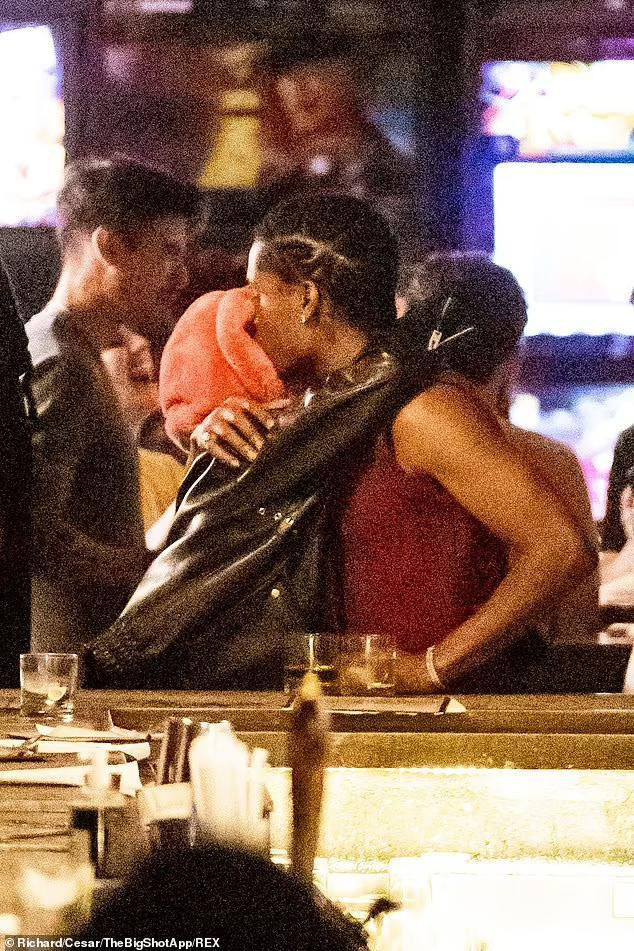 Cặp uyên ương mới ở Hollywood âu yếm, ôm hôn nhau trong suốt buổi tối hẹn hò bất chấp mọi ống kính chĩa vào.