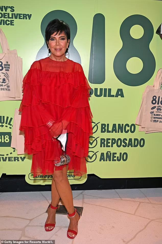 Kris trông vẫn rất trẻ trung, sành điệu dù đã 66 tuổi. Bà mẹ 6 con đã qua 2 lần đò và hiện hạnh phúc bên bồ trẻ Corey Gamble, kém bà tới 25 tuổi.