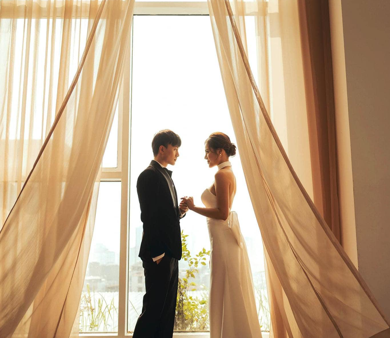 Bên cạnh đó, Thu Quỳnh cũng từng thi Hoa hậu Việt Nam 2008 và lọt vào Top 20. Cô kết hôn với diễn viên Chí Nhân vào năm 2014 và ly hôn sau gần 2 năm chung sống. Hiện cô vẫn sống độc thân cùng con trai.