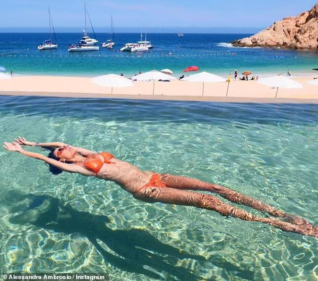 Alessandra Ambrosio mặc bộ bikini màu cam rực rỡ của thương hiệu GAL Floripa do chính cô cùng chị gái Aline và bạn thân Gisele đồng sáng lập và ra mắt vào năm 2019.