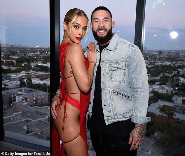 Cô chụp ảnh tình tứ bên bạn trai Anthony Rhoades. Góc nghiêng càng cho thấy rõ độ hở hang quá đà của trang phục. Cô chụp ảnh tình tứ bên bạn trai Anthony Rhoades. Góc nghiêng càng cho thấy rõ độ hở hang quá đà của trang phục.