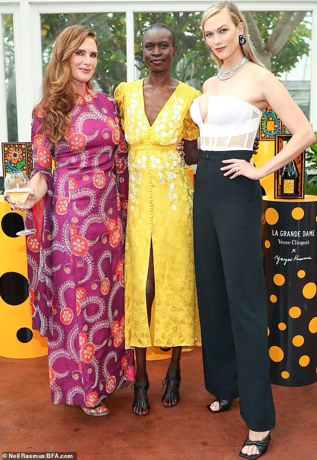 Giống như nhiều sao, người đẹp sinh năm 1992 đã nhanh chóng lấy lại được vóc dáng và vòng 2 phẳng lỳ đáng ngưỡng mộ chỉ sau khi sinh một thời gian ngắn.