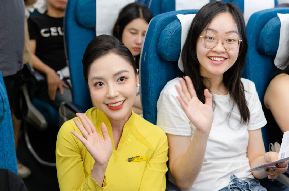 Ra mắt từ năm 2015, bộ đồng phục hiện tại với hai gam màu xanh ngọc và vàng, là bước tiến chiến lược trong nhận diện thương hiệu Vietnam Airlines – một hình ảnh thân thiện, thanh lịch và đậm chất Việt Nam. Thiết kế áo dài cách tân là sự kết hợp hài hòa giữa truyền thống và hiện đại đảm bảo sự tiện dụng trong môi trường làm việc trên không. Mẫu đồng phục này đã đưa giúp Vietnam Airlines lọt vào Top 3 giải thưởng “Hãng hàng không có đồng phục đẹp nhất thế giới" do Cabin crew 2024 đánh giá.