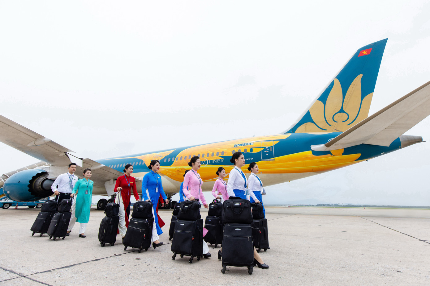 Mỗi bộ đồng phục đều là biểu tượng sống động cho chặng đường phát triển mạnh mẽ của Hãng Hàng không Quốc gia Việt Nam.