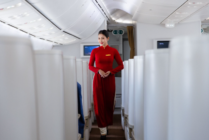 Năm 2000, chiếc áo dài đỏ nhung nổi bật cùng đường viền màu vàng trên cổ áo của hãng mang đến ấn tượng mạnh với hành khách trong nước và quốc tế. Năm 2010, Vietnam Airlines tự hào khi mẫu trang phục áo dài đỏ lọt Top 10 trang phục hàng không đẹp nhất thế giới.