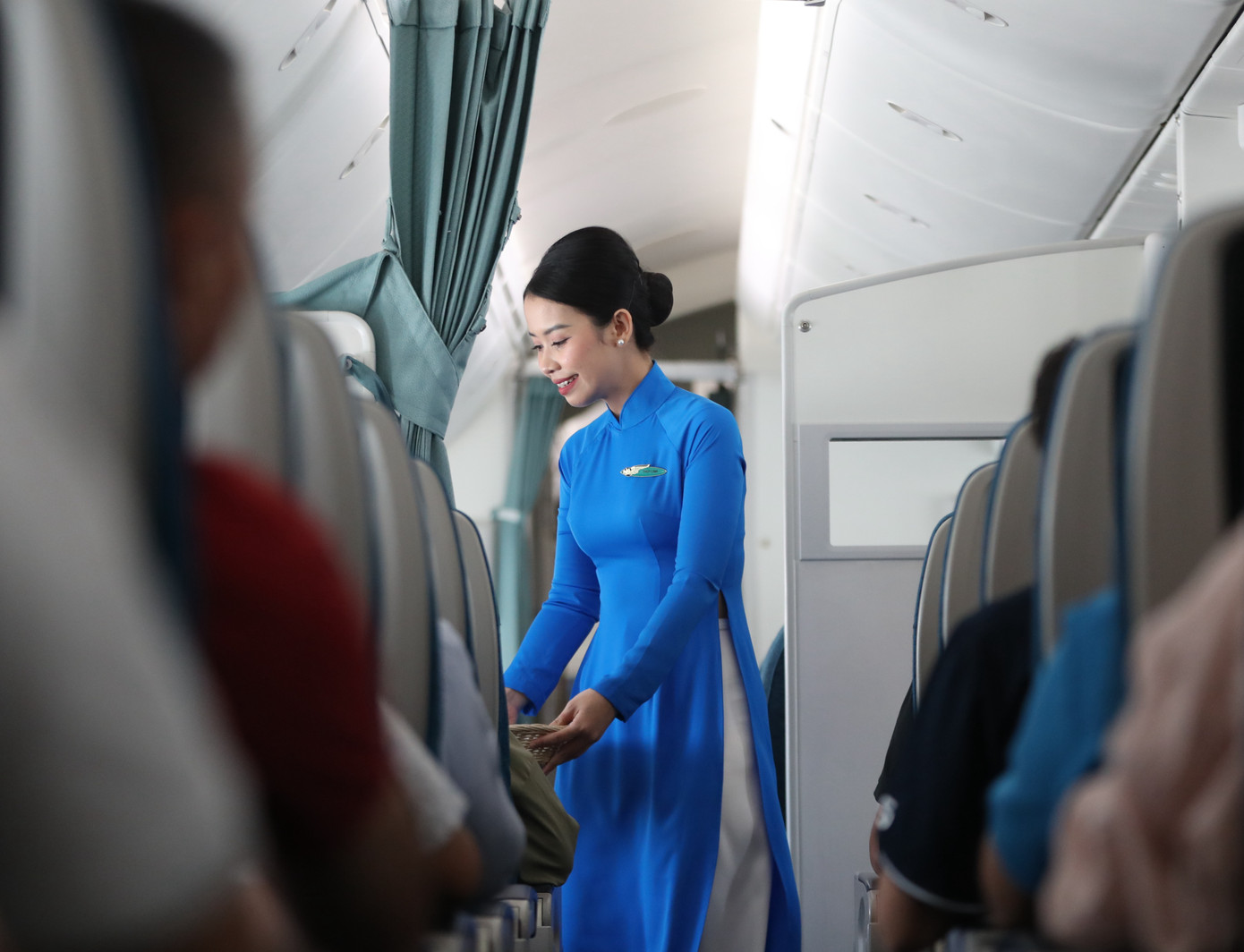 Đến đầu những năm 1990, lần đầu tiên tà áo dài truyền thống được đưa vào làm đồng phục chính thức, đánh dấu cột mốc quan trọng trong việc định hình bản sắc văn hóa riêng của Hãng. Lúc này, bộ đồng phục áo sơ mi và chân váy midi được dùng trên các chuyến bay nội địa còn áo dài xanh được mặc trên các chuyến bay quốc tế, thể hiện được vai trò của hãng Hàng không Quốc gia trong việc đưa văn hóa Việt đến gần hơn với bạn bè năm châu.