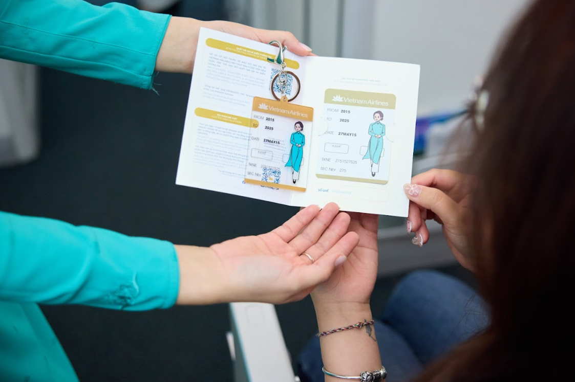 Các hành khách thích thú khi nhận được những phần quà đặc biệt và lưu lại hình ảnh cùng với tiếp viên trong đồng phục các thời kỳ của Vietnam Airlines .
