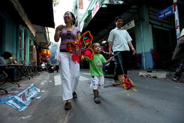 Cả gia đình tung tăng trên phố 