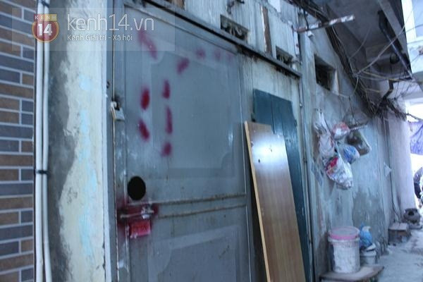 Cửa vào nhà khóa trái, không một ai dám đến thuê ở.