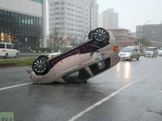 Một chiếc xe con khác bị lật. Một chiếc xe con khác bị lật