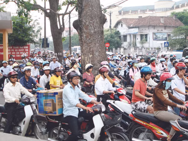 Chủ tịch UBND TP Hà Nội yêu cầu, phải xây dựng ngay đề án kiểm soát xe cá nhân. Ảnh: Trọng Đảng