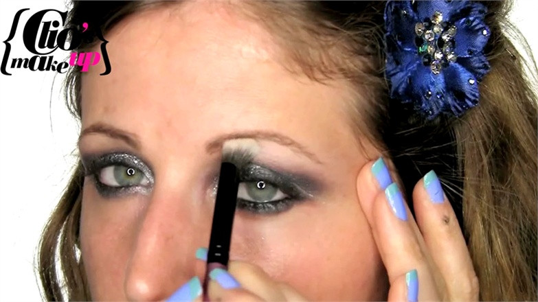 Kết quả cuối cùng Sau khi sử lí lớp phấn nền và phủ nhẹ nhàng, bạn chú ý tâm điểm vào đôi mắt Kết thúc cho đôi mắt là một chút má hồng cam nhẹ Và một chút son môi màu nude, hoặc hồng nhạt tự nhiên