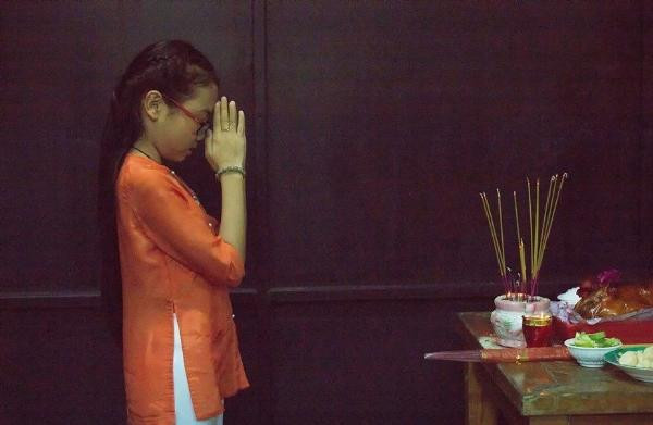 Mỹ Chi thành tâm khấn bàn thờ tổ nghiệp trước khi ra sân khấu. Ảnh Hữu Tiến