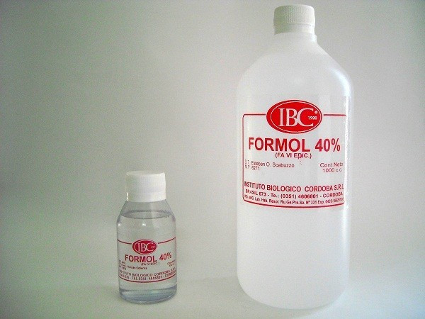 Hóa chất thần kỳ trên được dân trong nghề gọi là chất kiềm. Cứ 1kg mực hỏng, ngâm chất này thì sẽ thu về được 1,2kg - lãi 200g. Nếu mực bị biến chất, có mùi, người ta sẽ ngâm chúng thêm với chất tẩy trắng, giúp khử mùi hôi tanh, tăng độ giòn, dai cho mực