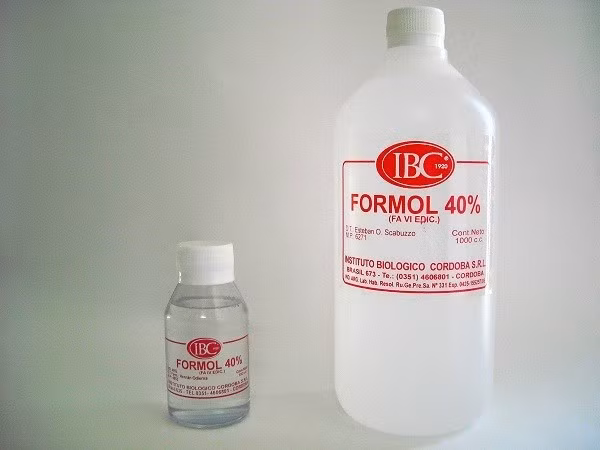 Hóa chất thần kỳ trên được dân trong nghề gọi là chất kiềm. Cứ 1kg mực hỏng, ngâm chất này thì sẽ thu về được 1,2kg - lãi 200g. Nếu mực bị biến chất, có mùi, người ta sẽ ngâm chúng thêm với chất tẩy trắng, giúp khử mùi hôi tanh, tăng độ giòn, dai cho mực
