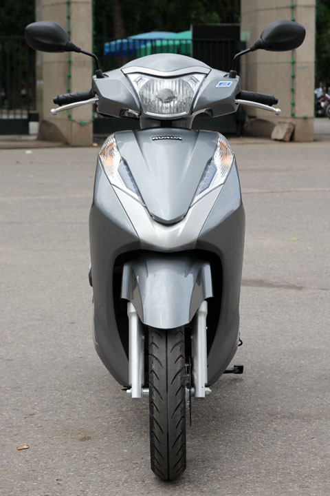 Cụm đèn phía trước nổi bật hơn. Cụm đèn phía trước nổi bật hơn