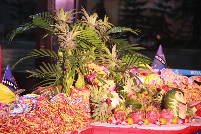 Mâm cỗ Trung thu truyền thống đã sẵn sàng, bé và phụ huynh chuẩn bị phá cỗ, trông trăng…